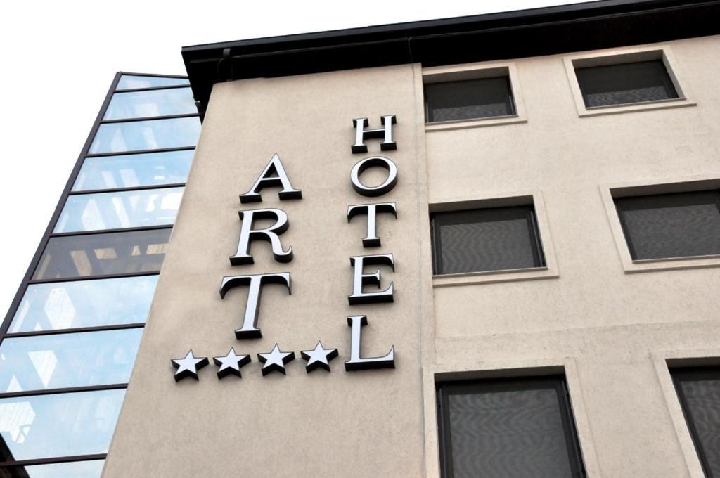 Hotel Art Бузау Екстериор снимка